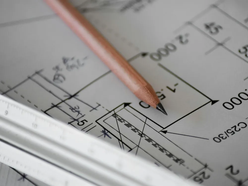 قلم على مخططات هندسية